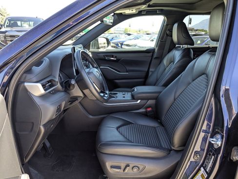 Used 2024 Toyota Highlander XSE FWD image 25