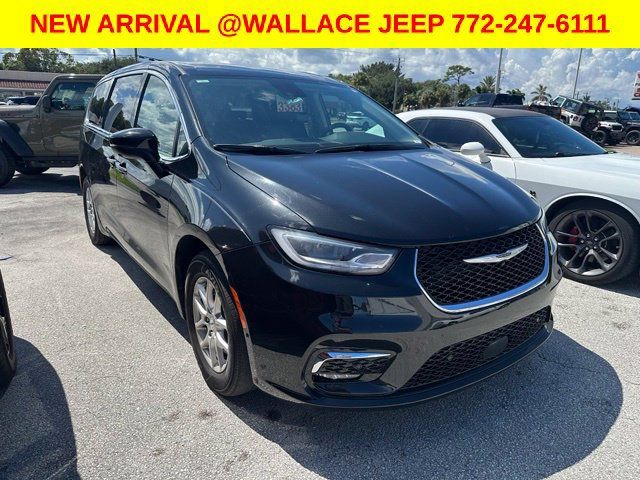 Used 2023 Chrysler Pacifica Touring-L FWD image 3