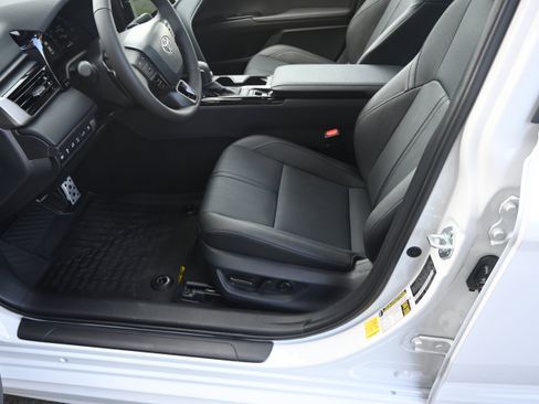 Used 2026 Toyota Camry Hybrid image 46