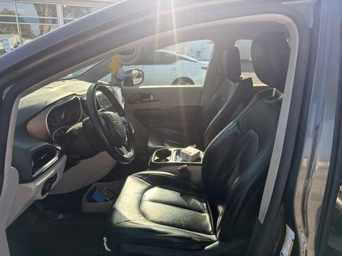 Used 2017 Chrysler Pacifica Touring-L w/ Tire & Wheel Group FWD image 14