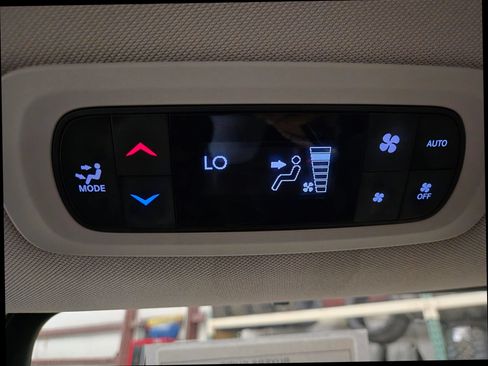 Used 2023 Chrysler Pacifica Touring-L FWD image 17