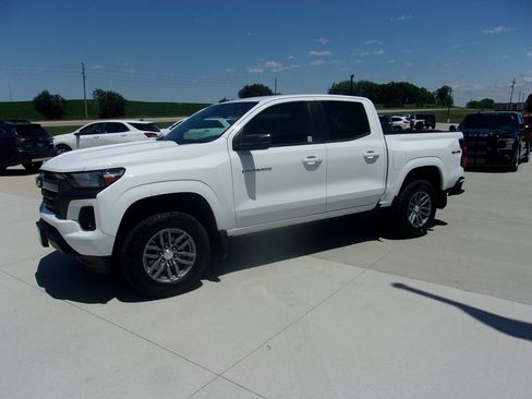 Used 2024 Chevrolet Colorado LT w/ LT Convenience Package II AWD/4WD image 5