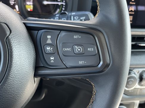 Used 2024 Jeep Wrangler Unlimited AWD/4WD image 21