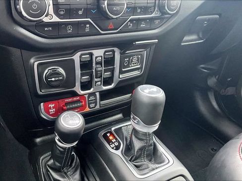 Used 2025 Jeep Wrangler Unlimited Rubicon AWD/4WD image 24