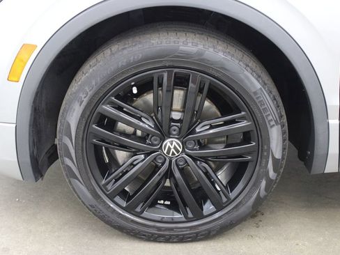 Certified 2022 Volkswagen Tiguan SE R-Line image 28