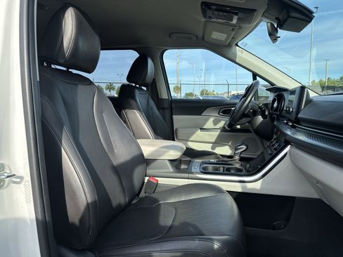 Used 2022 Kia Carnival LX FWD image 24