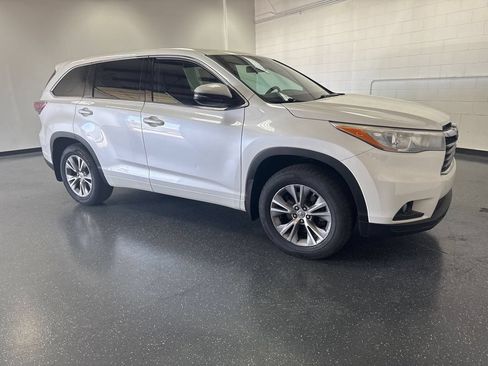 Used 2015 Toyota Highlander Plus AWD/4WD image 2