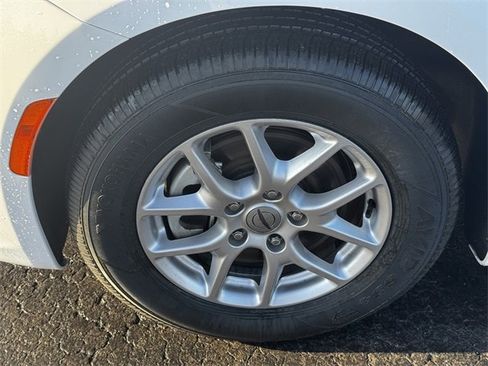 Certified 2024 Chrysler Pacifica Touring-L image 10