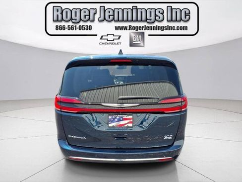 Used 2023 Chrysler Pacifica Touring-L FWD image 23
