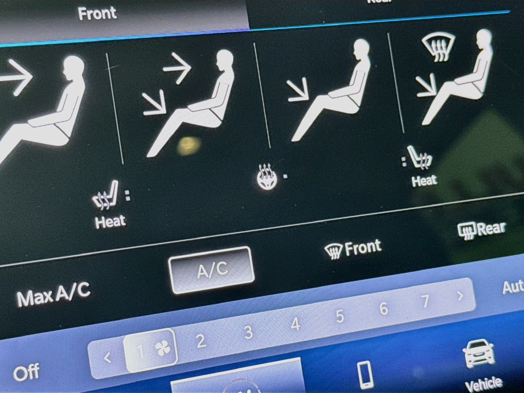 Used 2024 Chrysler Pacifica Touring-L FWD image 19