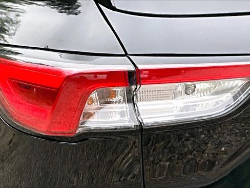 Certified 2022 Ford Escape SEL w/ SEL Stealth AWD Package image 30