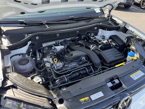 Used 2025 Volkswagen Taos SE AWD/4WD image 38