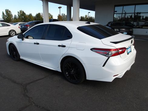 Used 2019 Toyota Camry SE image 3