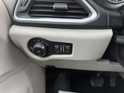 Used 2023 Chrysler Pacifica Touring-L image 14