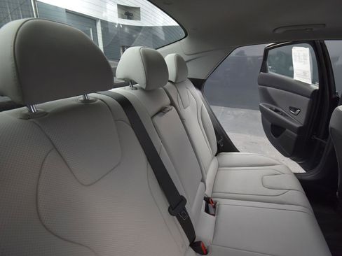 Used 2022 Hyundai Elantra Limited image 19