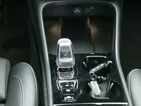 Certified 2025 Volvo XC40 B5 Ultra AWD/4WD image 30