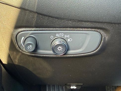Used 2022 Chevrolet Equinox RS w/ RS Leather Package FWD image 18