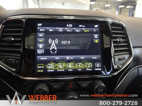 Used 2020 Jeep Grand Cherokee Limited AWD/4WD image 17