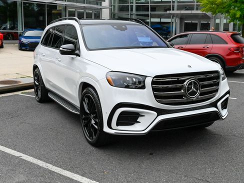 Used 2025 Mercedes-Benz GLS 580 4MATIC image 3