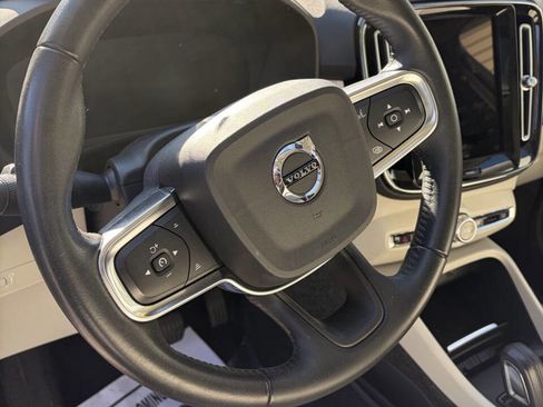 Used 2021 Volvo XC40 T5 Momentum image 22