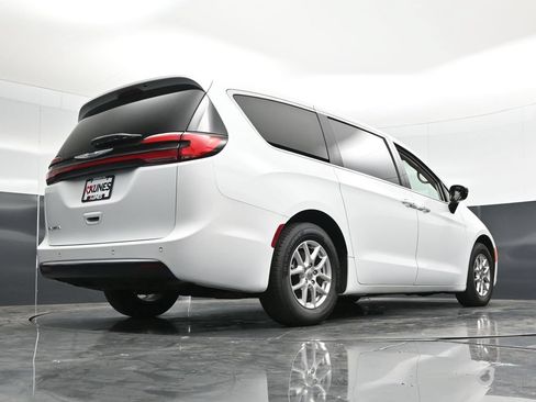 Used 2024 Chrysler Pacifica Touring-L FWD image 50