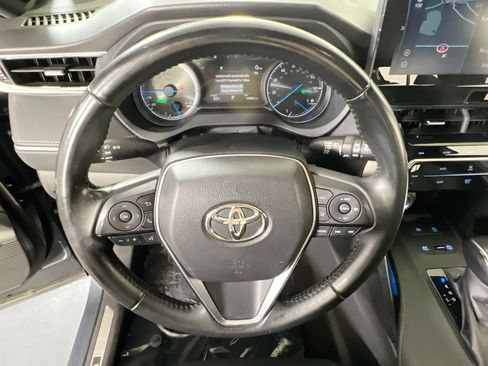 Used 2022 Toyota Venza XLE image 11