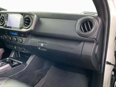 Used 2022 Toyota Tacoma TRD Off-Road image 18