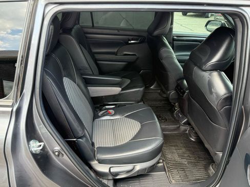Used 2023 Toyota Highlander XSE FWD image 22