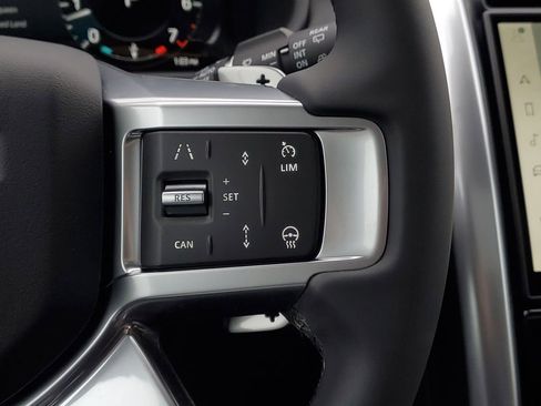 New 2026 Land Rover Discovery Dynamic SE image 17