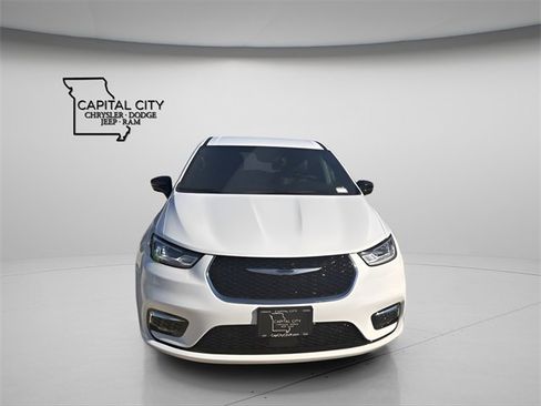 New 2026 Chrysler Pacifica Select image 2