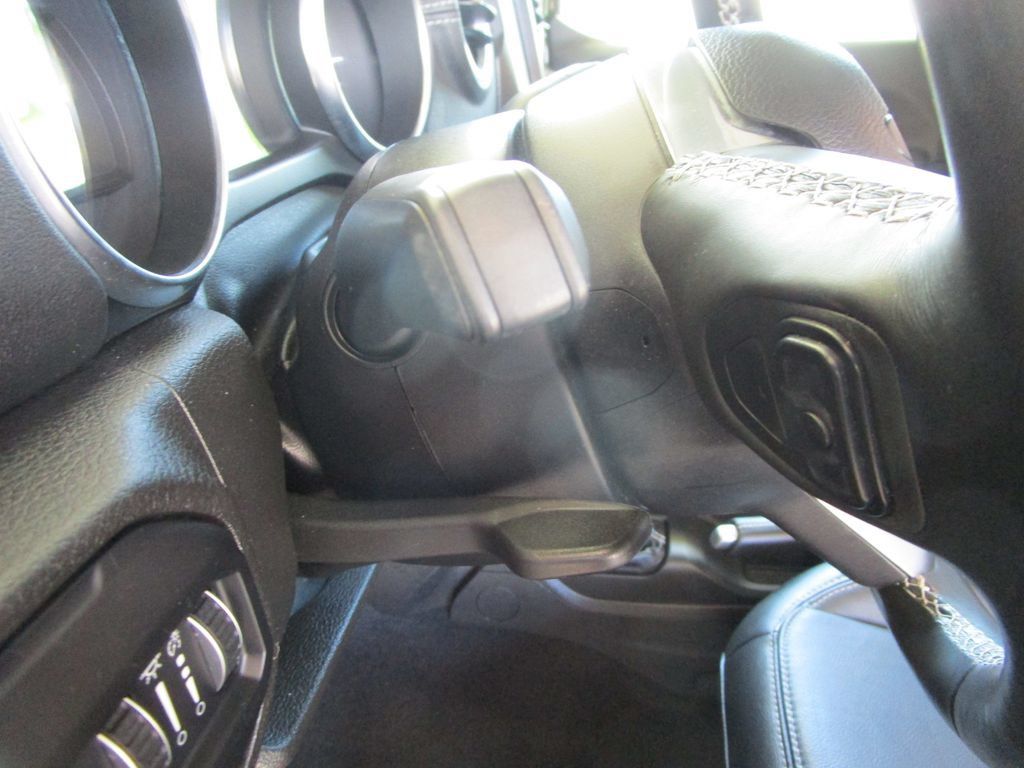 Used 2022 Jeep Wrangler Unlimited Sahara AWD/4WD image 31