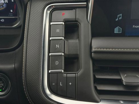 Used 2023 Chevrolet Suburban Premier image 11