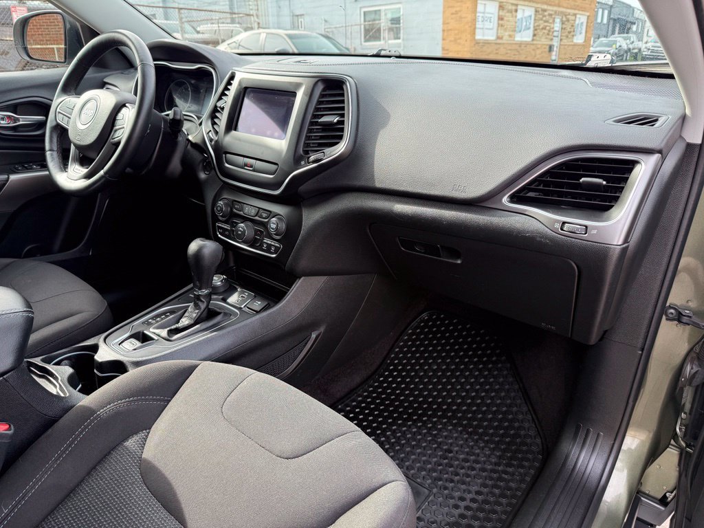 Used 2019 Jeep Cherokee Latitude w/ Cold Weather Group AWD/4WD image 28