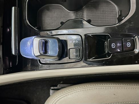 Used 2024 Volvo XC40 B5 Plus image 25