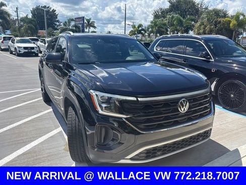 Used 2024 Volkswagen Atlas Cross Sport SE w/ Panoramic Sunroof Package FWD image 2