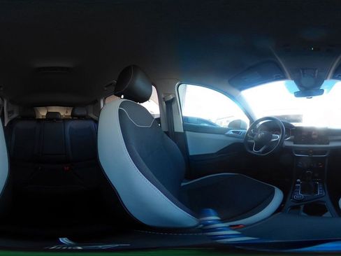 Used 2025 Volkswagen Taos SE image 40