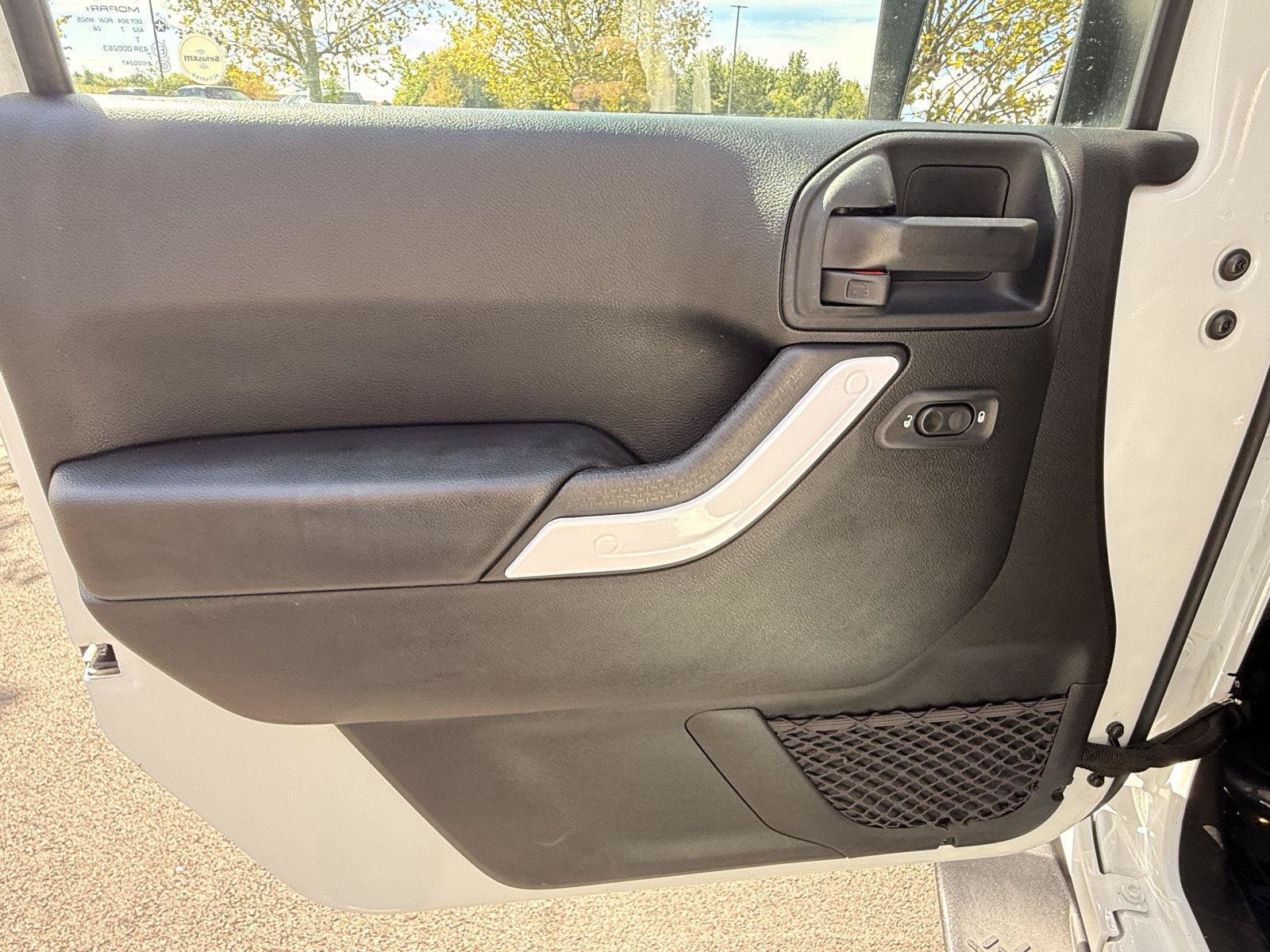 Used 2018 Jeep Wrangler Unlimited Sahara w/ Connectivity Group AWD/4WD image 13