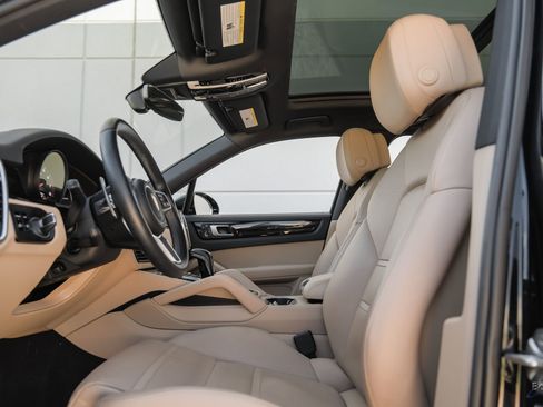 Used 2019 Porsche Cayenne AWD/4WD image 30