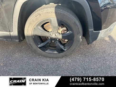 Used 2018 Jeep Cherokee Latitude w/ Altitude Package image 11