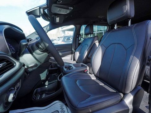 New 2026 Chrysler Pacifica Select image 32
