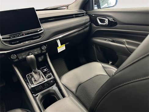 New 2026 Jeep Compass Latitude image 11