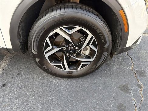 Certified 2025 Kia Sportage LX image 28