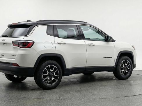 Used 2025 Jeep Compass Trailhawk AWD/4WD image 9