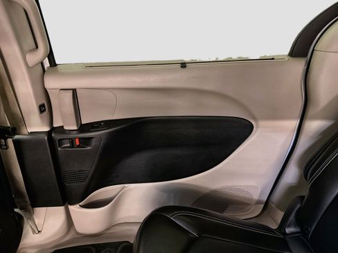 Used 2024 Chrysler Pacifica Touring-L FWD image 32
