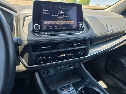 Used 2025 Nissan Rogue SV FWD image 14