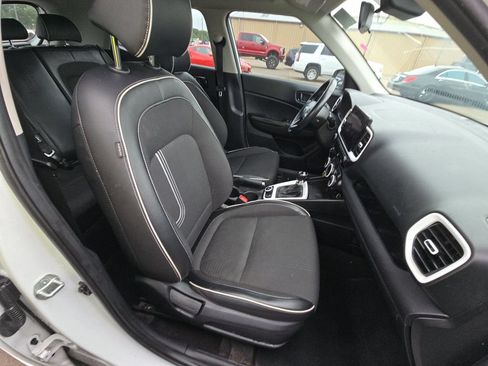 Used 2023 Hyundai Venue Limited FWD image 5