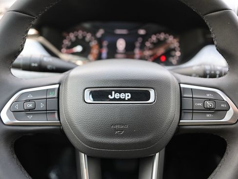 Used 2023 Jeep Compass Latitude AWD/4WD image 37