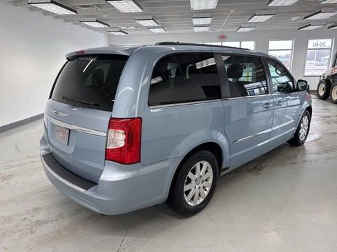 Used 2013 Chrysler Town & Country Touring image 12