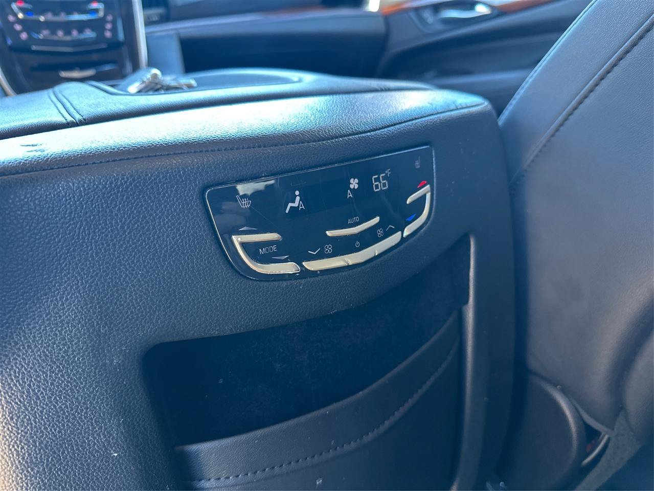 Used 2018 Cadillac Escalade Luxury AWD/4WD image 23