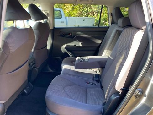 Used 2022 Toyota Highlander L image 36